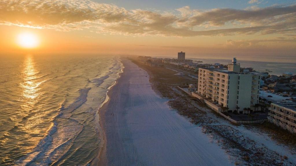 Ocean Front Penthouse Panoramic Views Of Gulf,pensacola Beach,pier, & Bay *